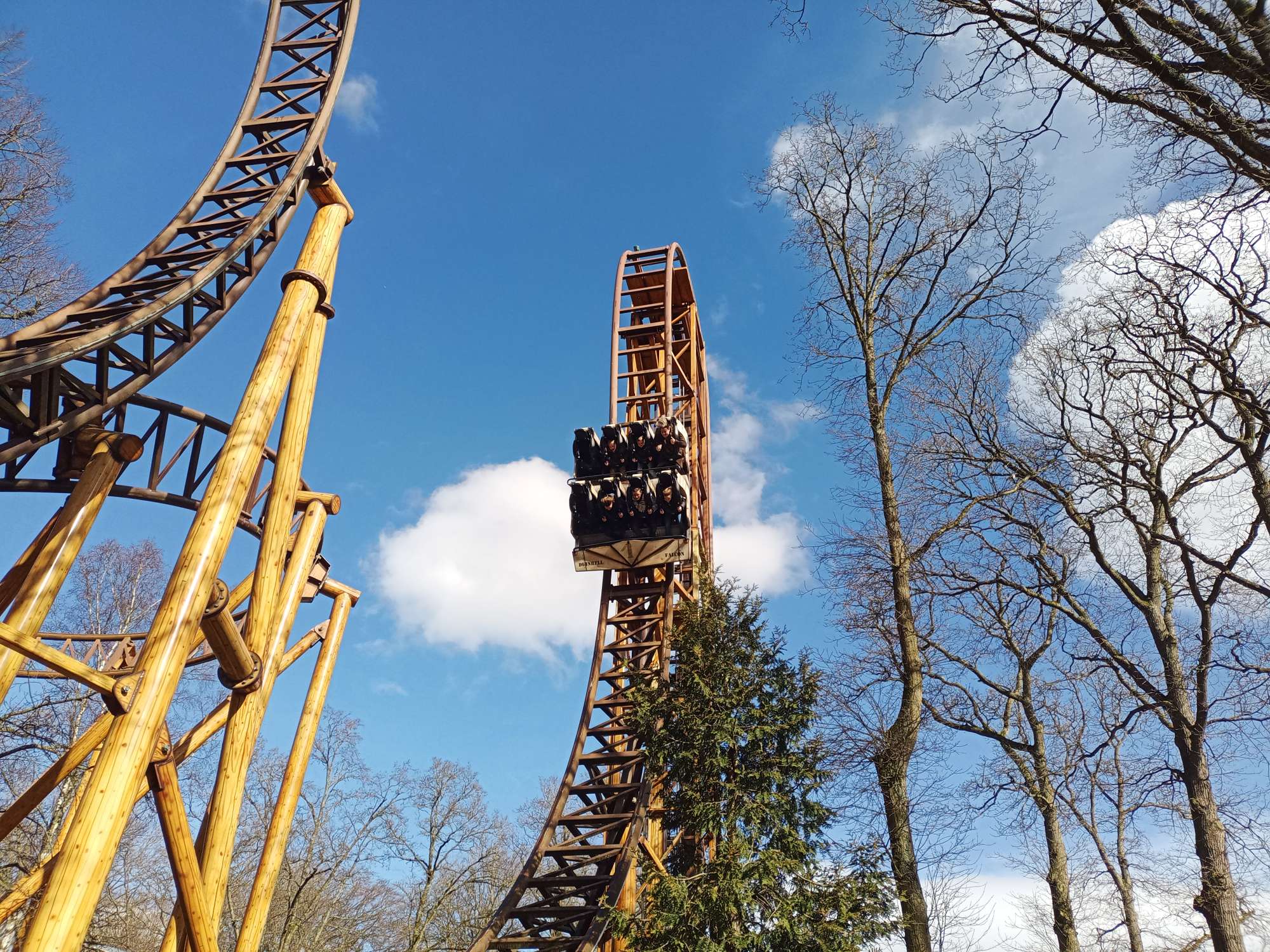 Een achtbaankarretje van de achtbaan Falcon raast naar beneden na de lifthill.