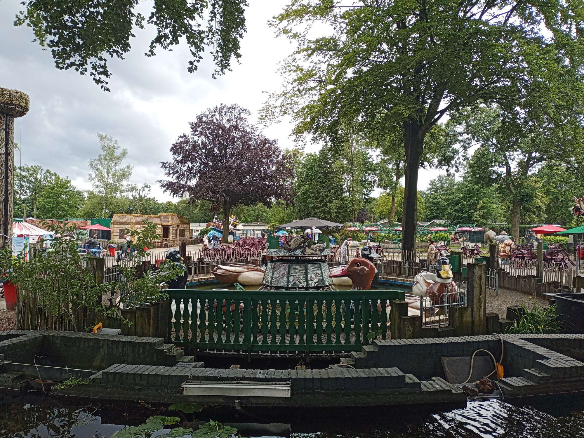 Een overzicht van attractiepark De waarbeek, met op e voorgrond een draaimolen en daarachter meerdere soorten attracties.