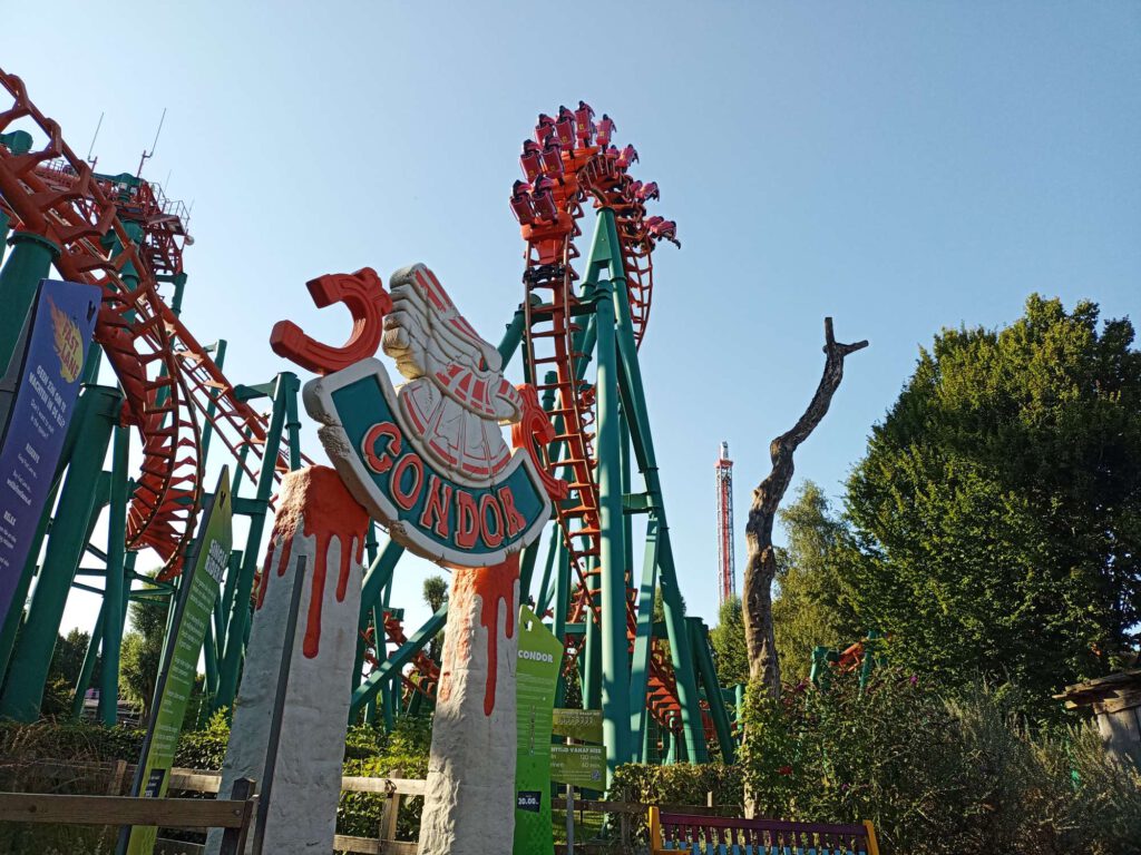 Op de foto staat de achtbaan Condor, waarbij het treintje net door een looping rijdt.