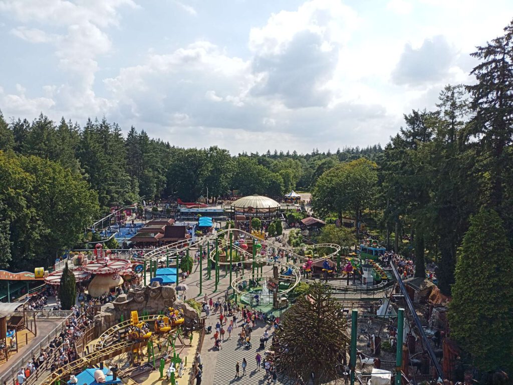 Op deze foto kijk je over een deel van het park. Het park is erg compact, waar diverse attracties over elkaar lopen, zo zijn te zien op deze foto onder andere de Texas Twister, rolburger, Jul's Rollercoaster, paardenbaan, Jul's Safaribaan, carrousel en Jul's Helicopterbaan.