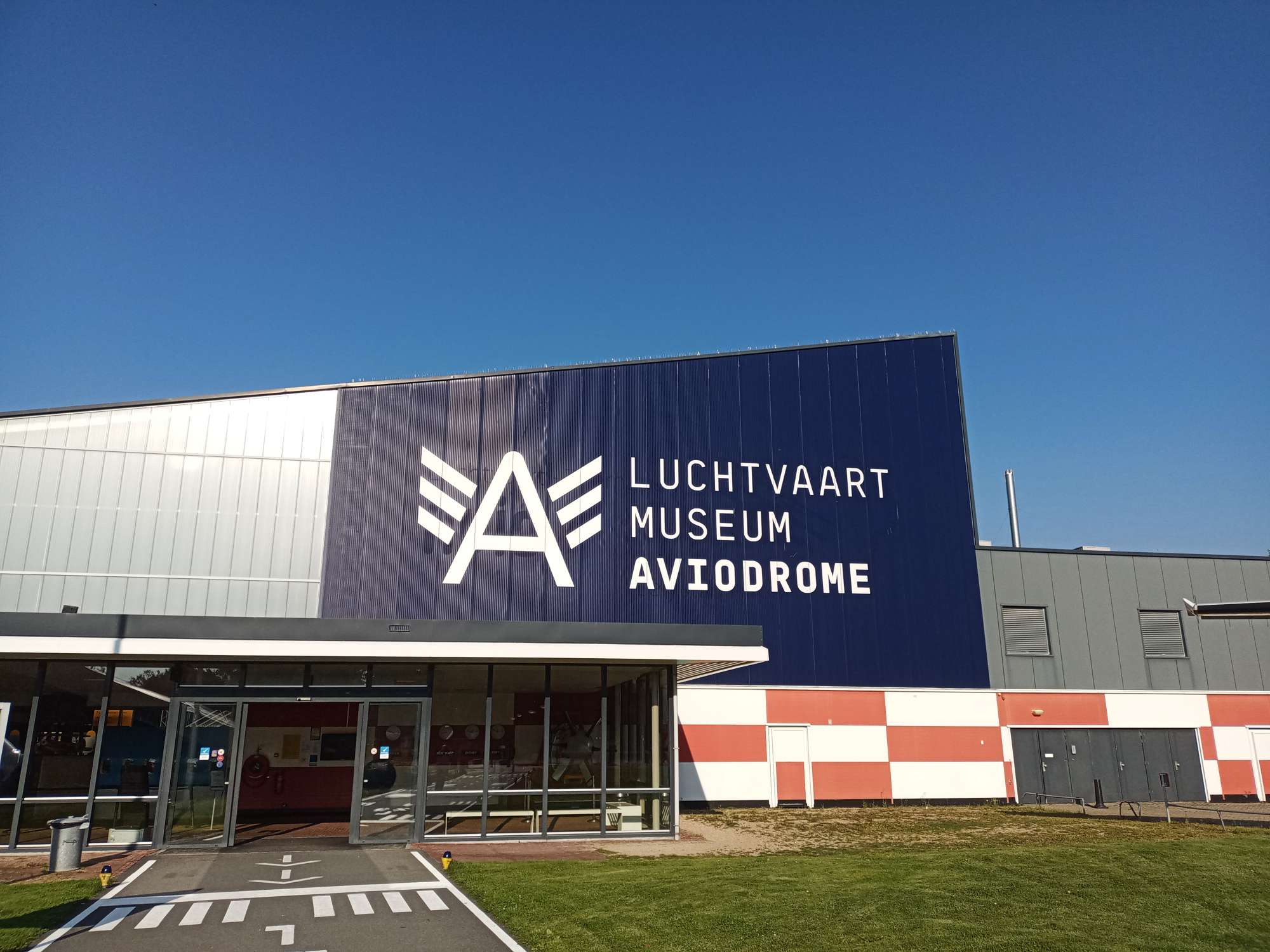 Voorkant van het museum aviodrome.