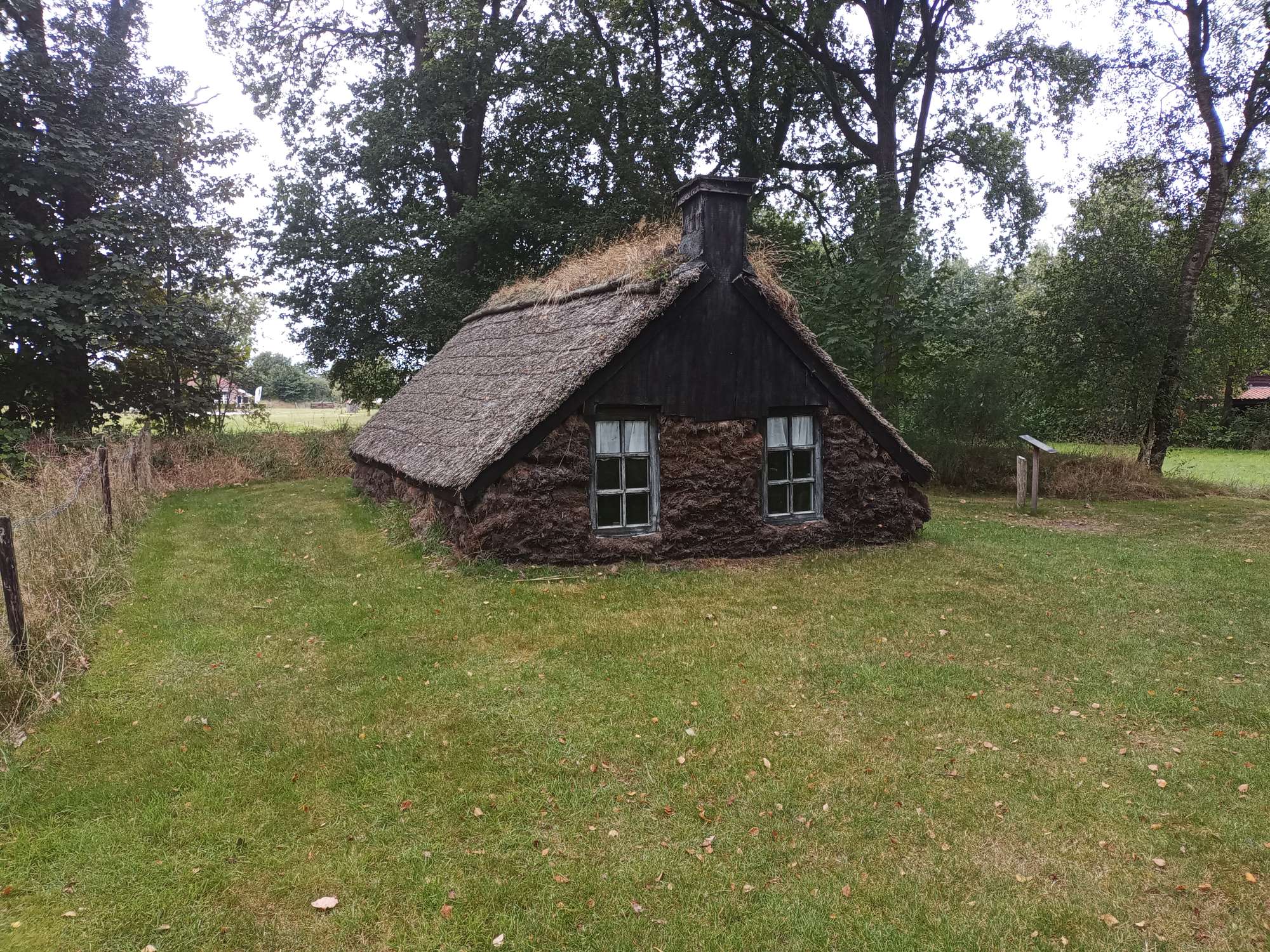 De spitkeet, ofwel een plaggenhut.