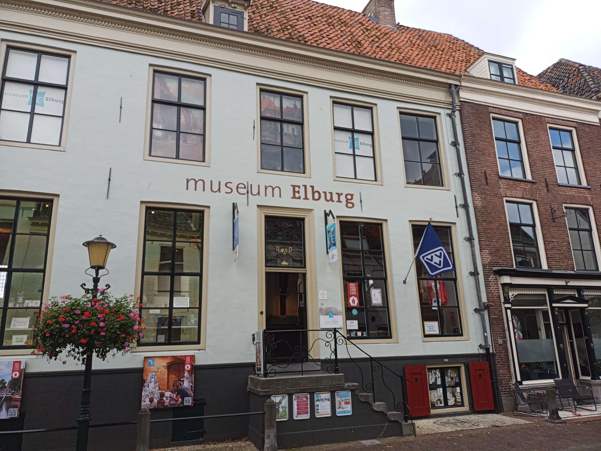 De voorkant van het pand van museum Elburg.