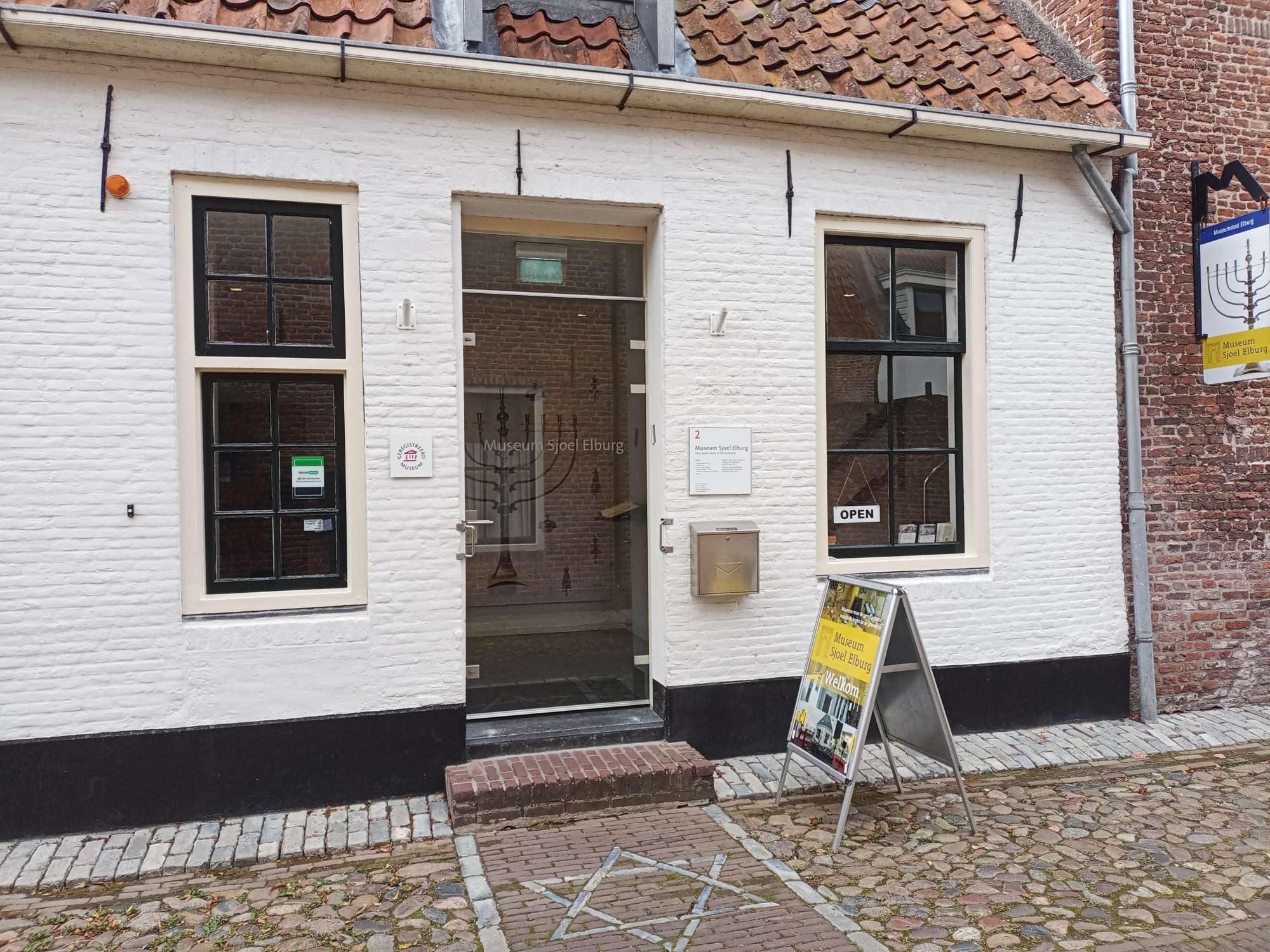 De voorkant van museum Sjoel Elburg.