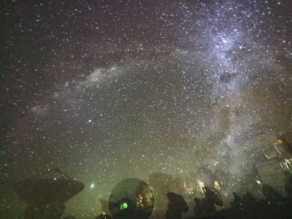 Hierop is een sterrenhemel te zien met telescopen.